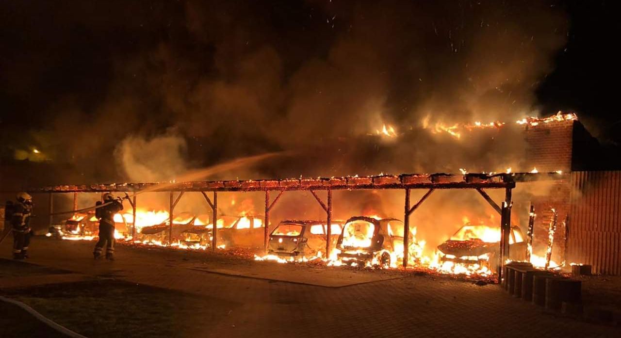 Acht unter einem großen Carport abgestellte Autos sind in der Nacht zum Mittwoch in Halles Stadtteil Diemitz durch ein Feuer zerstört worden. (Foto: privat)