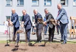 Hochkarätig mit Landespolitikern, der Leitung des Universitätsklinikums und zudem mit Halles OB Bernd Wiegand (l.) war der Spatenstich für den neuen Bauabschnitt in Kröllwitz besetzt. (Foto: UKH)