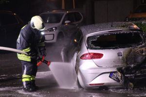 Für die Feuerwehr in Halle-Neustadt seit Wochen trauriger Alltag: Immer wieder müssen die Einsatzkräfte brennende Autos löschen. (Foto: mag)