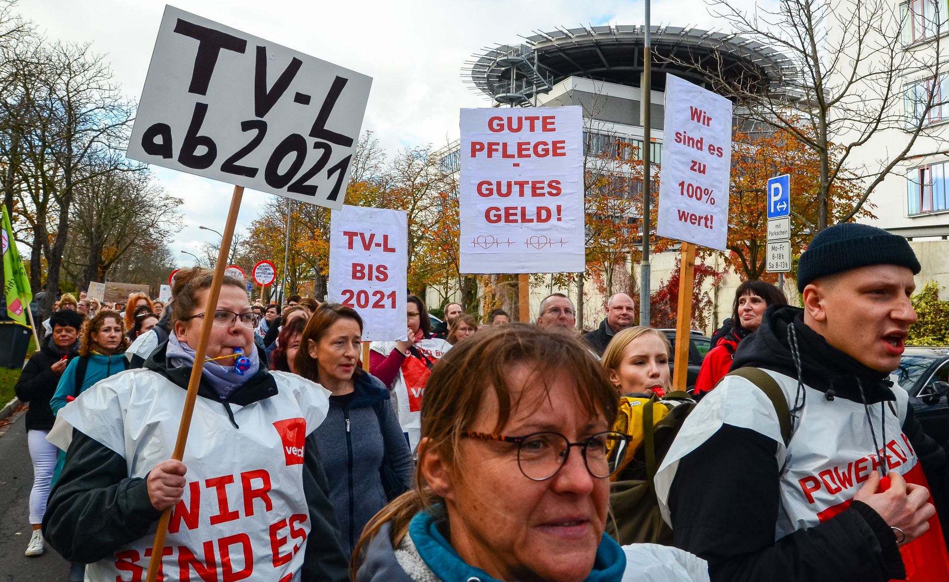Trillerpfeifen und Plakate: Viele Mitarbeiter des Uni-Klinikums in Halle wollen schon ab 2021 den Landes-Tarifvertrag. Es gibt aber auch Zweifel. (Foto: Jan Möbius)