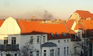 Kurz nach dem Ausbruch des Großbrandes stand über der Innenstadt von Halle eine große Rauchwolke. (Foto: Jan Möbius)